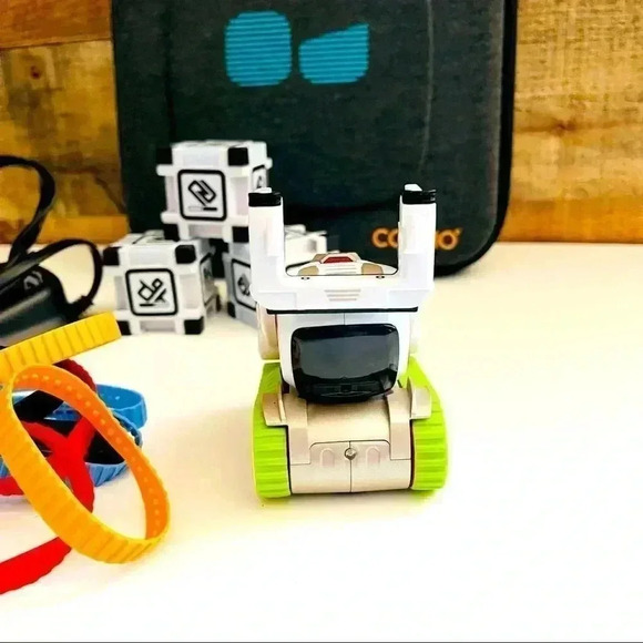 Anki Cozmo Educational Interactive Toy Robot - Picture 4 of 12